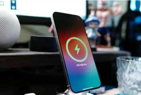 通化苹果15换屏服务分享用什么充电器给iPhone15充电更好 